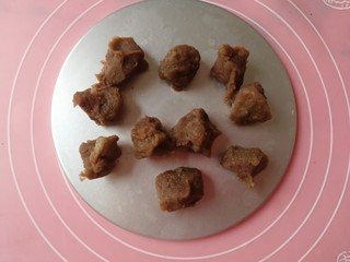 12、怒放玫瑰花面包,将玫瑰花馅分成十份,每份六克。