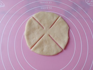 13、怒放玫瑰花面包,20分钟后取出一个面团用擀面杖擀圆,切成四份,中间不要切断如图。