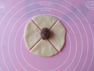 14、怒放玫瑰花面包,放上玫瑰馅。