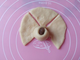 15、怒放玫瑰花面包,将一片卷起来包裹上玫瑰馅如图。