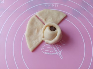 16、怒放玫瑰花面包,再将第二片也卷起来。