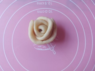 17、怒放玫瑰花面包,这样一片一片的卷起来,卷成玫瑰的形状如图。