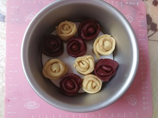 18、怒放玫瑰花面包,全部卷好的玫瑰花放在8寸模具上,模具的内壁抹一层油防粘