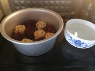 19、怒放玫瑰花面包,放入烤箱,旁边放一碗热开水,进行二次发酵二次,发酵时间大约需要40分钟左右。