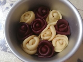 20、怒放玫瑰花面包,二次发酵好的玫瑰花,胖胖的就可以啦。