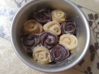 21、怒放玫瑰花面包,筛一层面粉。