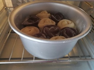 22、怒放玫瑰花面包,放入预热好的烤箱中层170度,烤30分钟。注意:烤上色之后要盖上一层锡纸,以免表面烤糊了。