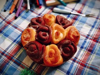 23、怒放玫瑰花面包,像不像一朵朵怒放的玫瑰花?超高颜值,作饭后的小点心也是相当好的。