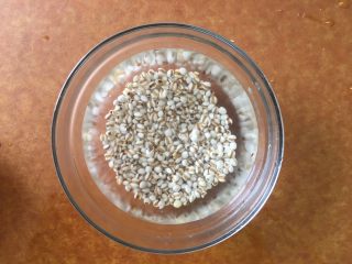 2、冬瓜薏米排骨汤,薏米洗净泡水半小时