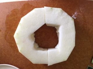 3、冬瓜薏米排骨汤,冬瓜去皮去芯