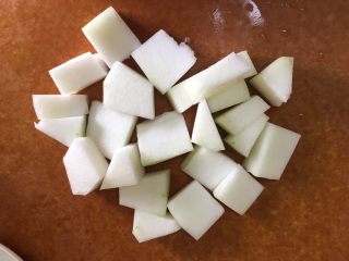 4、冬瓜薏米排骨汤,切块备用