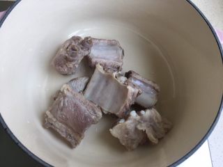 8、冬瓜薏米排骨汤,放入炖锅内