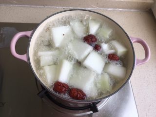 13、冬瓜薏米排骨汤,大火煮开 转小火慢炖