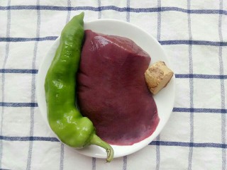 1、青椒炒猪肝,准备好食材:青椒，猪肝，姜