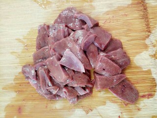 2、青椒炒猪肝,猪肝先切小块