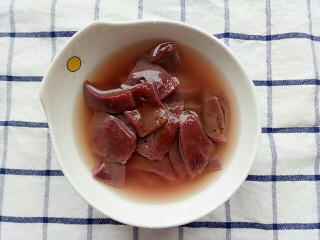 3、青椒炒猪肝,切小块的猪肝泡水半个钟