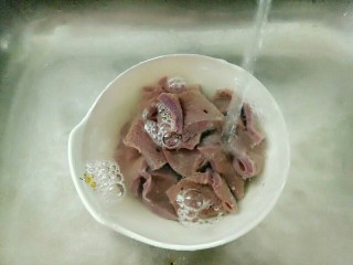 4、青椒炒猪肝,泡好水后的猪肝再反复用水冲洗三四次