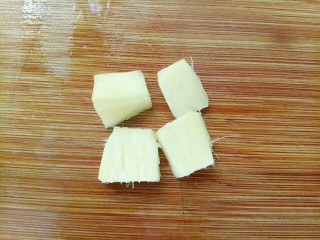 6、青椒炒猪肝,去皮好的姜再切小块