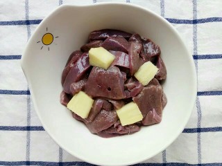 7、青椒炒猪肝,冲洗干净的猪肝敷上姜去腥