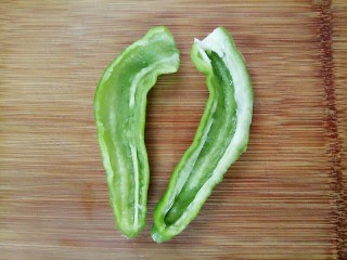 8、青椒炒猪肝,青椒洗干净切两半去籽