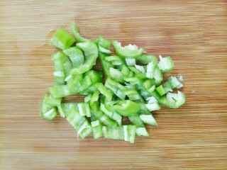 9、青椒炒猪肝,去籽好的青椒再切小块