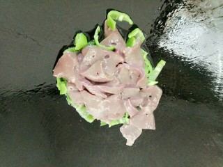 11、青椒炒猪肝,再加入猪肝爆炒