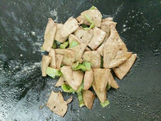 12、青椒炒猪肝,猪肝放入翻炒几下加入一勺酱油和一勺盐，再炒均