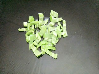 10、青椒炒猪肝,锅里放油，油热后放入青椒炒一下