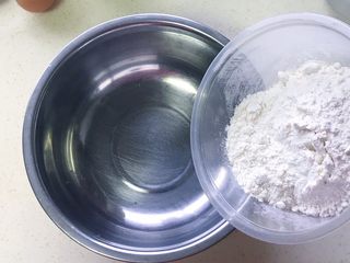 6、生菜乳酪芝麻煎饼,盆里倒入中筋面粉，无需过筛