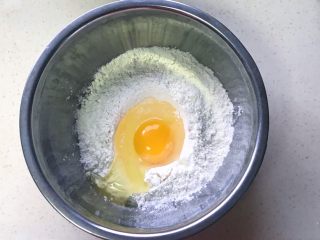 8、生菜乳酪芝麻煎饼,打入鸡蛋