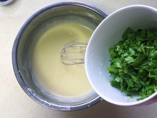 10、生菜乳酪芝麻煎饼,用手动打蛋器搅拌均匀后加入切碎的生菜