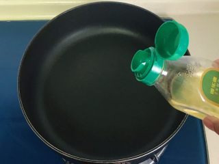14、生菜乳酪芝麻煎饼,锅里放入少许油，轻轻晃动锅子，让油充分布满锅子