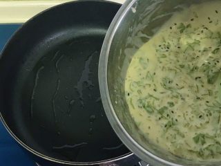 15、生菜乳酪芝麻煎饼,倒入面糊