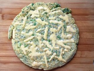 21、生菜乳酪芝麻煎饼,倒到案板上切成自己喜欢的大小