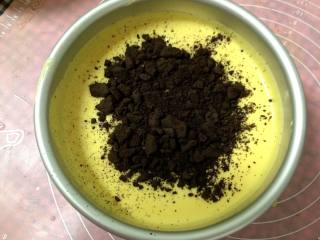 5、不用烤箱的甜点―奥利奥芒果慕斯,再倒入1/3的慕斯糊，撒入饼干碎