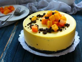 7、不用烤箱的甜点―奥利奥芒果慕斯,最后在表面用芒果粒和饼干碎装饰即可