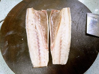 3、盐煎青花鱼,清理内脏，洗干净淤血。