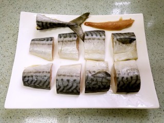4、盐煎青花鱼,把鱼身分切成大小相若的小块。
