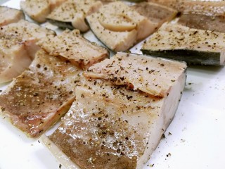 6、盐煎青花鱼,反面也一样处理，腌10分钟。