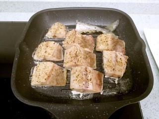 7、盐煎青花鱼,把麦饭石煎锅小火加热，倒一点食油，用小扫子抹开。把青花鱼鱼皮朝下，一块一块放进锅里，小火煎制。