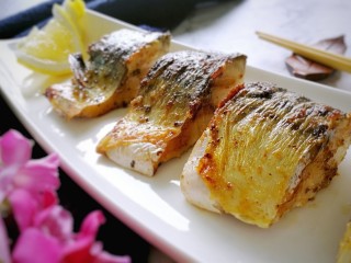 12、盐煎青花鱼,开吃前淋几滴柠檬汁。趁热吃风味最佳。