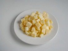 1、苹果鸡蛋饼,取半个苹果，去皮去核切成小丁。