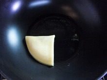 6、苹果鸡蛋饼,然后从没有苹果的那头掀起，盖在有苹果的这一半蛋皮上，稍稍煎制即可