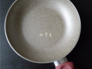 3、葱香蚕豆,备好不粘锅；