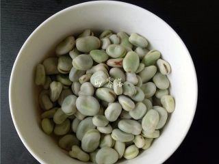 6、葱香蚕豆,将蚕豆捞出；