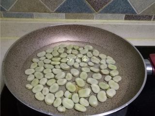 8、葱香蚕豆,放入少许玉米油；