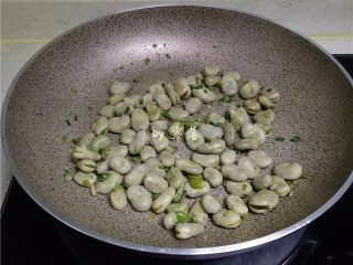 10、葱香蚕豆,大火烧开转中火，收汁；调入适量花椒油，细砂糖；