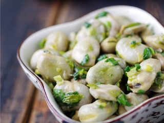 12、葱香蚕豆,关火，起锅；【葱香蚕豆】做好啦。