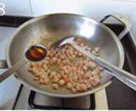 6、虾仁奶油可乐饼,烹入白葡萄酒,翻炒均匀,至散发出酒的香味,关火