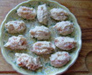 9、虾仁奶油可乐饼,将馅料搓成椭圆形丸子,排在盘子中,冷却至凉透